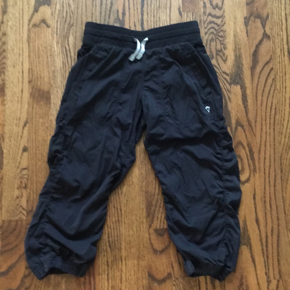 Excellent Ivivva black cropped pants, sz 12